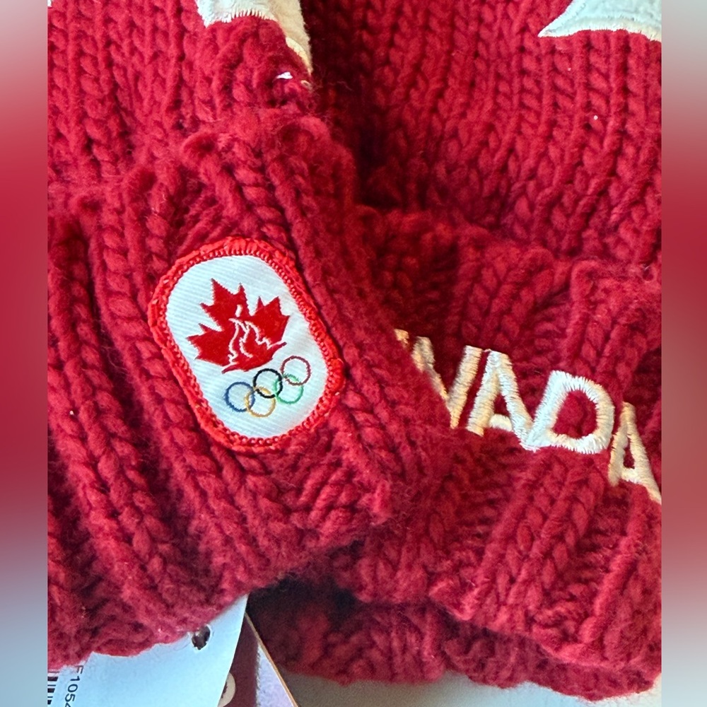 Hudson’s Bay Official Canadian Olympic Team Knit Mittens Large NWT - Picture 9 of 9